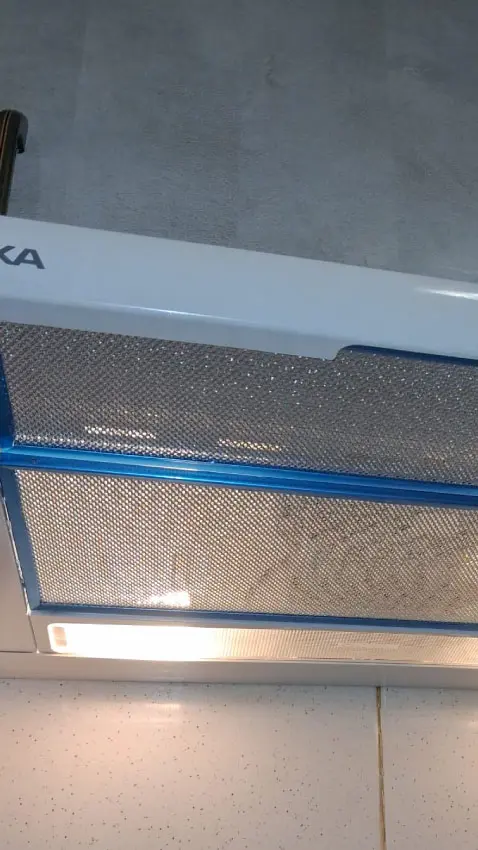 Ajuste mecánico y nivelación del chasis metálico de la campana Teka recién instalada.