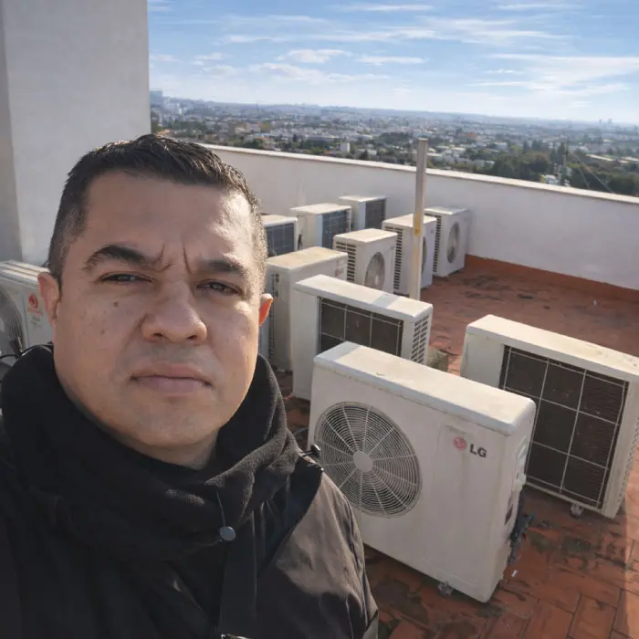 Técnico de Electro González analizando el display de un aire acondicionado LG que marca un fallo en la pantalla en Sabadell.