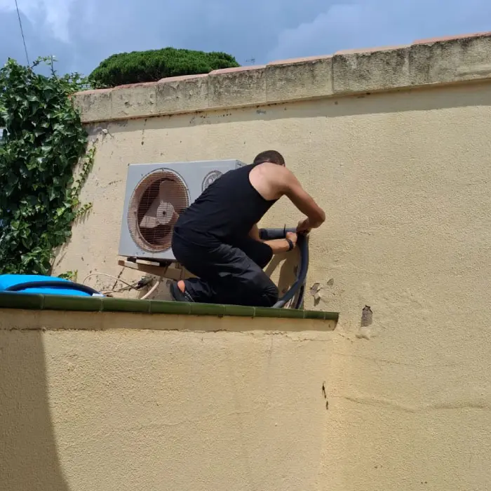 Técnico de Electro González revisando y reparando las tuberías de cobre de un aire acondicionado que no enfría en Barcelona.
