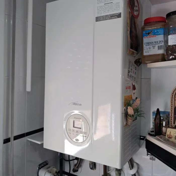 Inspección técnica de manómetro digital en una caldera de gas residencial que registra picos inestables de presión en Barcelona.
