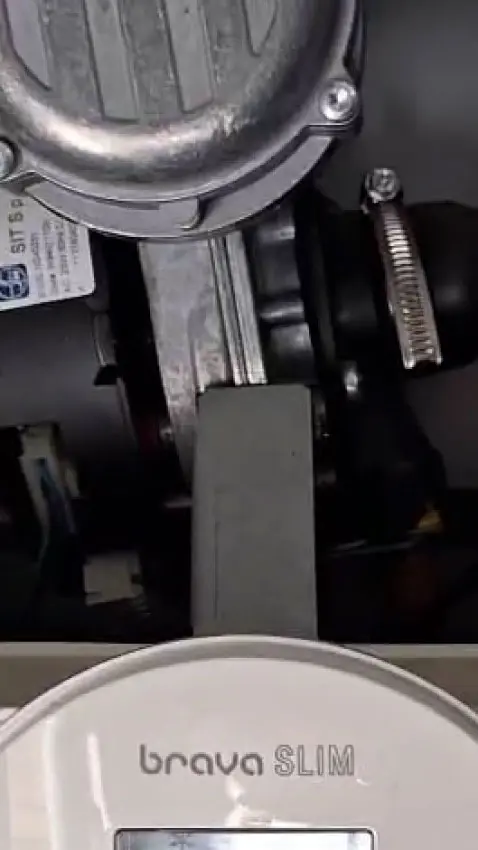 Técnico de Electro González instalando un vaso de expansión original de repuesto para corregir problemas de presión.