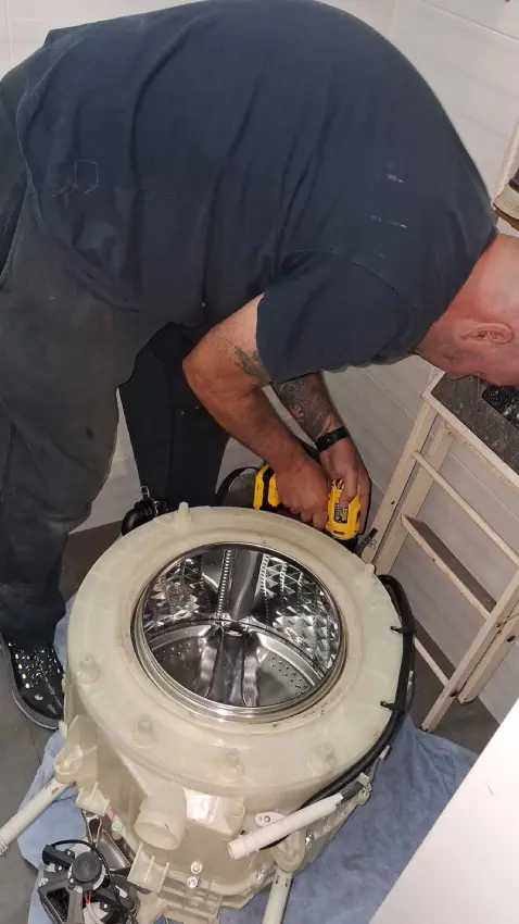 Comprobación final del vaciado y olor neutro en el panel del electrodoméstico reparado en Hospitalet de Llobregat.