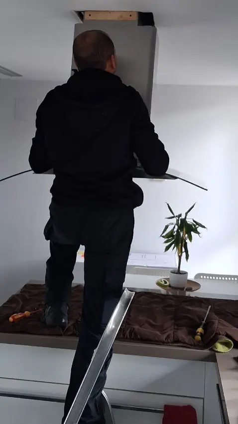 Retirada de la chimenea metálica de una campana extractora de isla averiada con fallos eléctricos en Mataró.