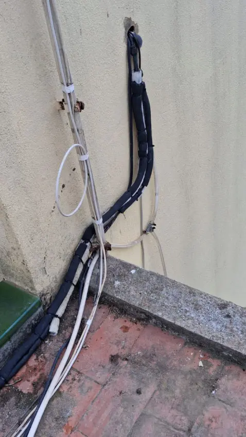 ¿Por qué mi aire acondicionado no enfría? Diagnóstico y solución de un caso real 2 Saneamiento y encintado del mazo de tuberías exteriores con cinta técnica vinílica contra rayos UV en Barcelona.