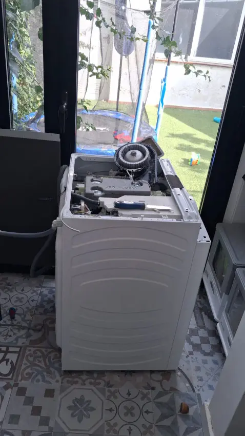 Extracción de pelusa acumulada en el sistema de condensación de una secadora.