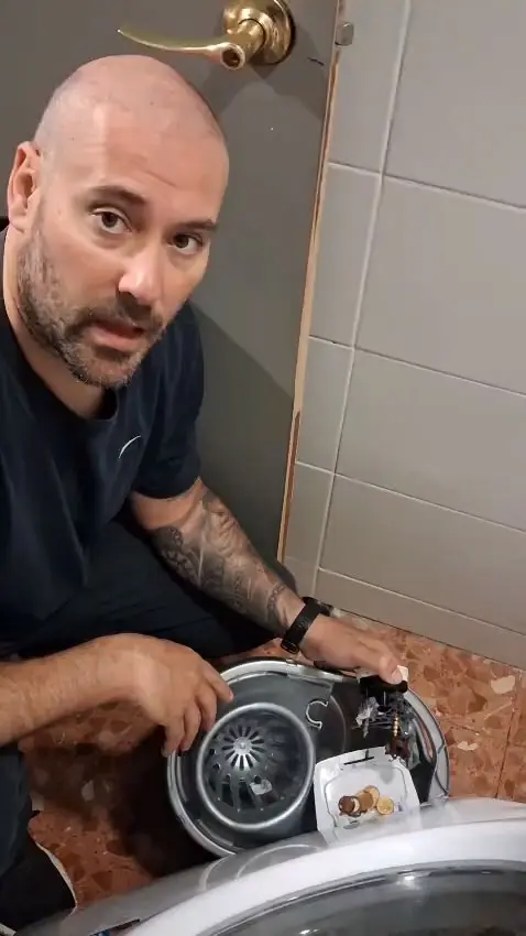 Proceso de limpieza y remoción de biopelícula orgánica en la cavidad de la bomba de vaciado en L'Hospitalet.