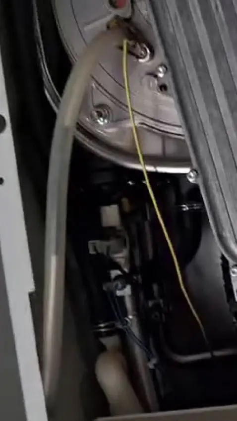 Revisión de la válvula Schrader trasera y comprobación del colchón hidráulico en el circuito de calefacción.