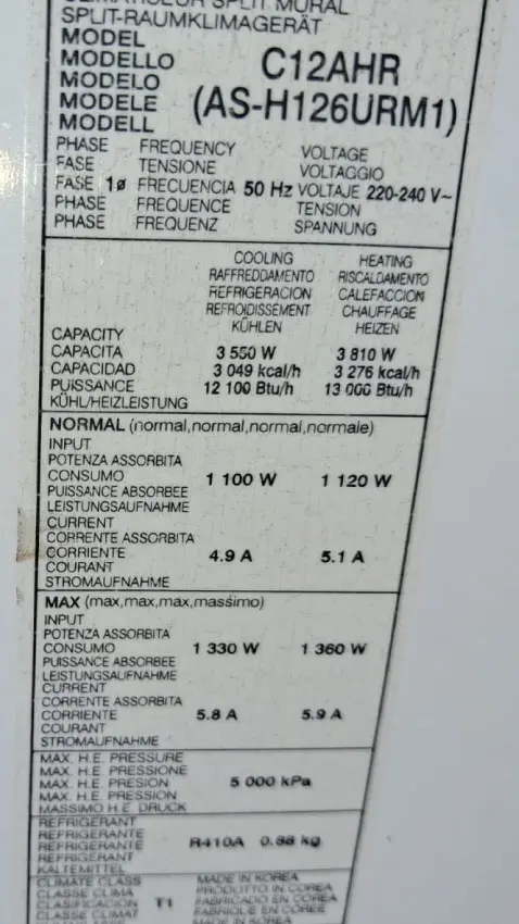 ¿Por qué mi aire acondicionado no enfría? Diagnóstico y solución de un caso real 3 Proceso de recarga de gas refrigerante utilizando una báscula electrónica de alta precisión en Barcelona.