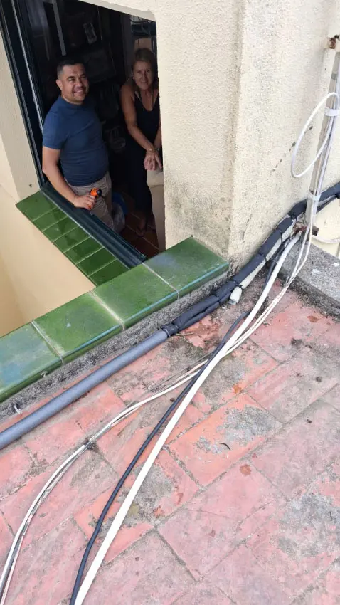 ¿Por qué mi aire acondicionado no enfría? Diagnóstico y solución de un caso real 1 Técnico colocando nuevas coquillas aislantes Armaflex sobre las líneas frigoríficas de un equipo en Hospitalet.