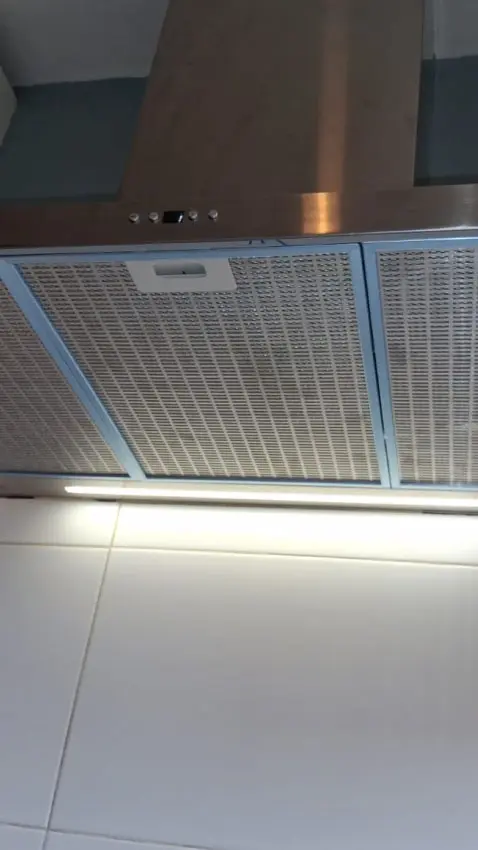Conexiones eléctricas y el motor de un extractor doméstico.