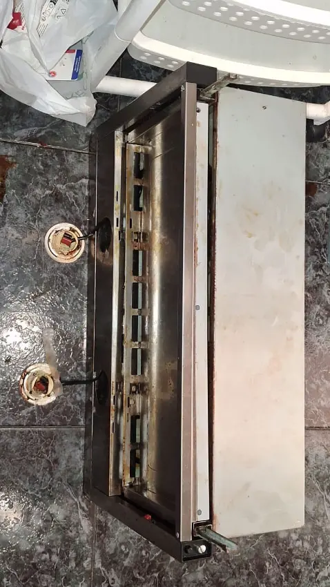 Retirada y desmontaje seguro de campana extractora deteriorada con acumulación de grasa.