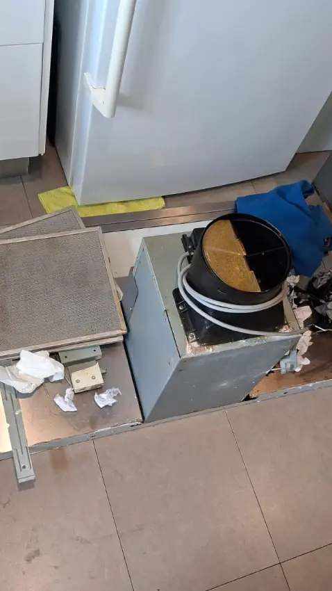 Colocando los filtros limpios de acero inoxidable en su campana extractora.