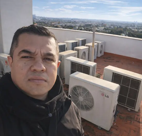 Técnico instalador realizando el mantenimiento y limpieza de filtros de un aire acondicionado.