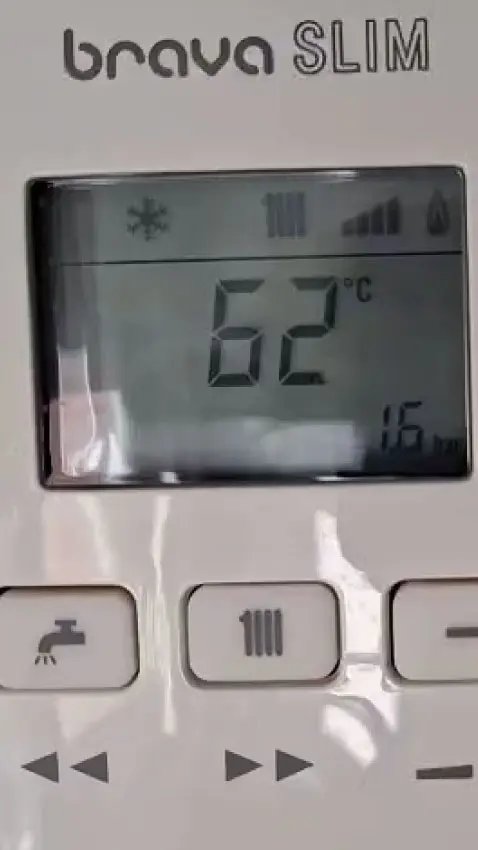 Pantalla digital de caldera marcando 62 grados y 1.7 bar de presión inestable con ruidos mecánicos de cavitación.