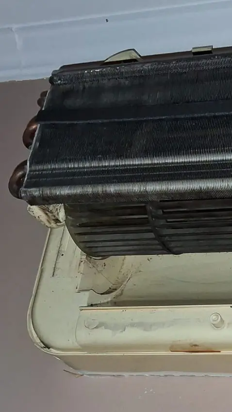 Ventilador de aire acondicionado con suciedad acumulada